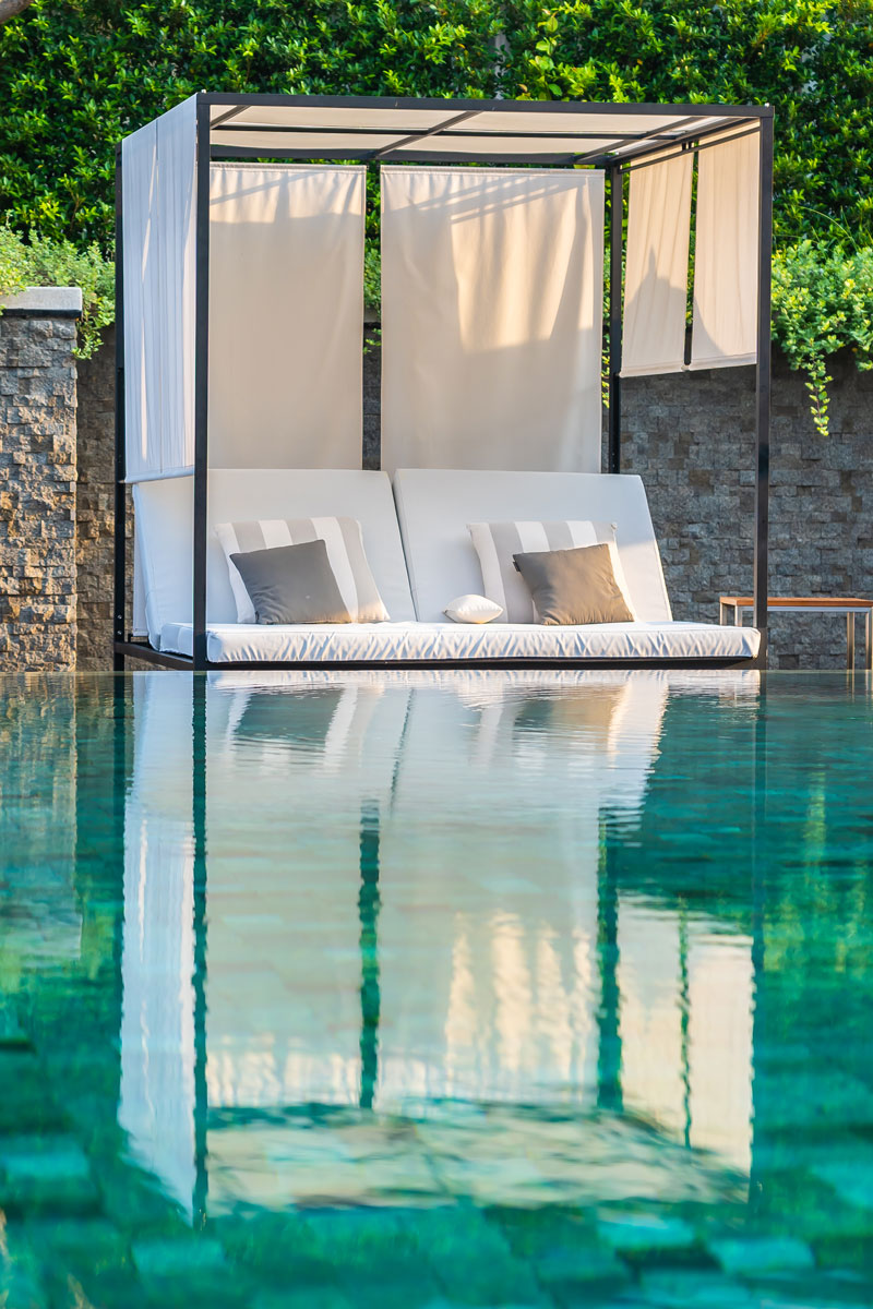 Daybed au bord d'une piscine bien entretenue