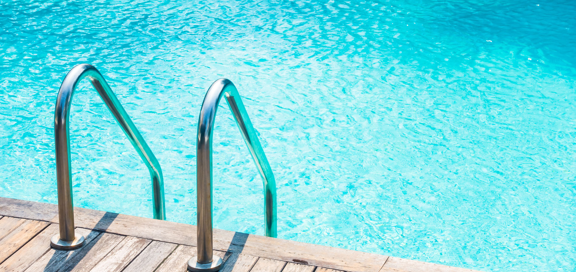 Échelle inox d'une piscine fraîchement remise en service