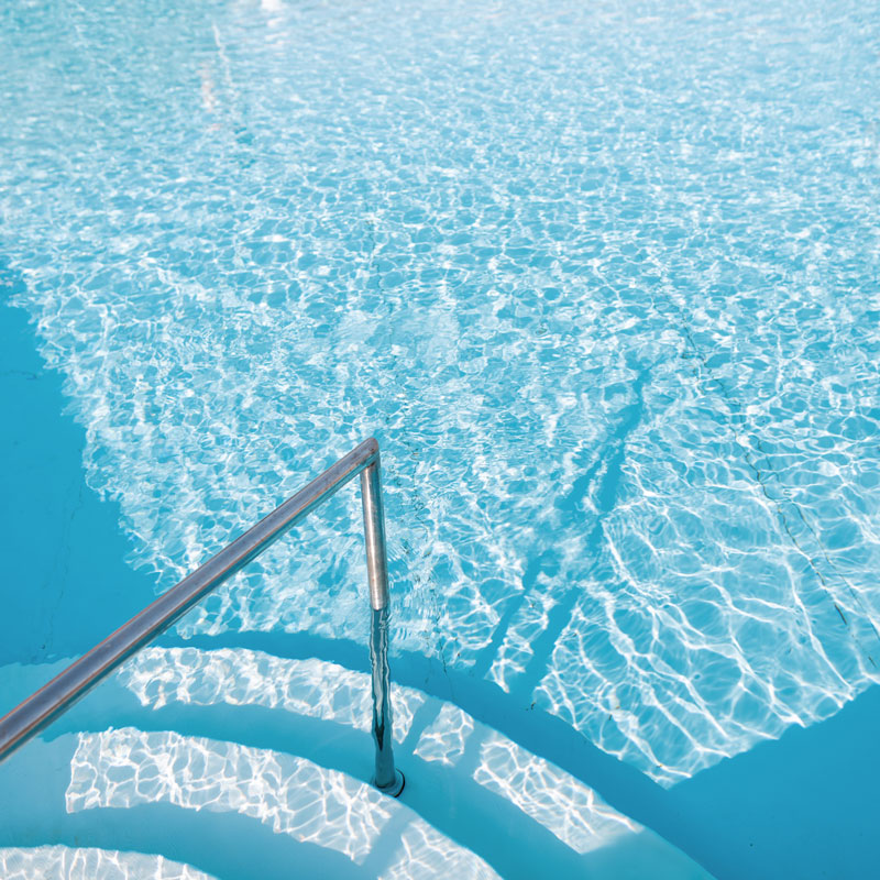 Piscine avec liner clair et eau cristalline