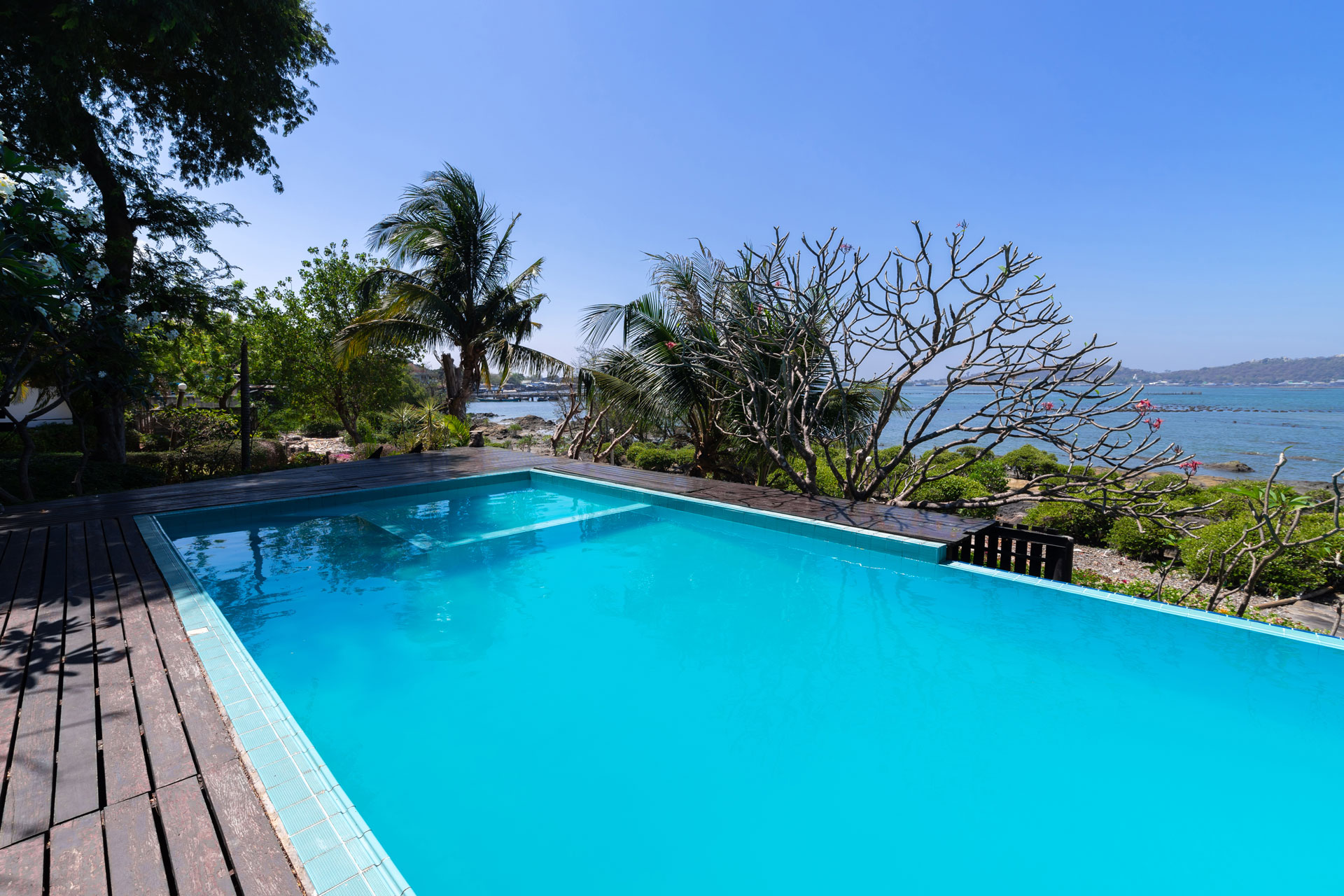 Piscine sur-mesure vue mer avec terrasse