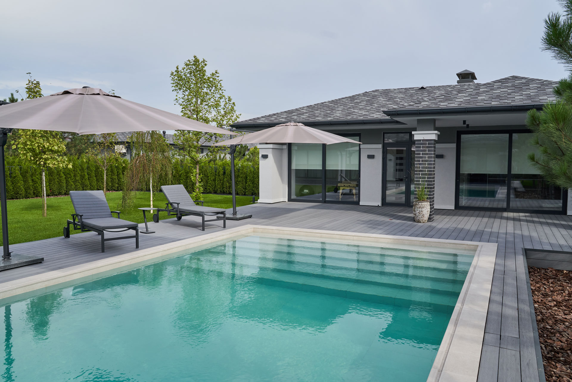 Piscine contemporaine d'une villa méditerranéenne
