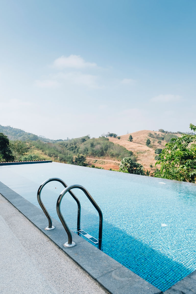 Piscine à débordement avec vue sur les collines