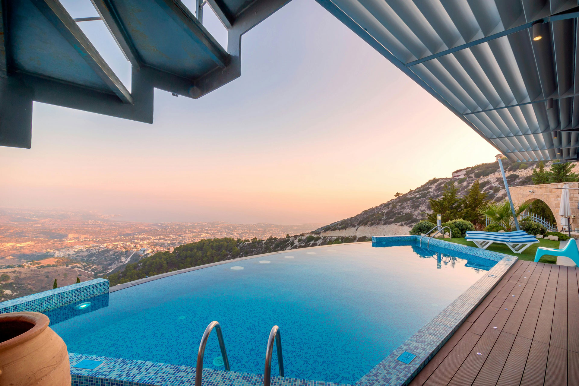 Piscine à débordement au coucher du soleil