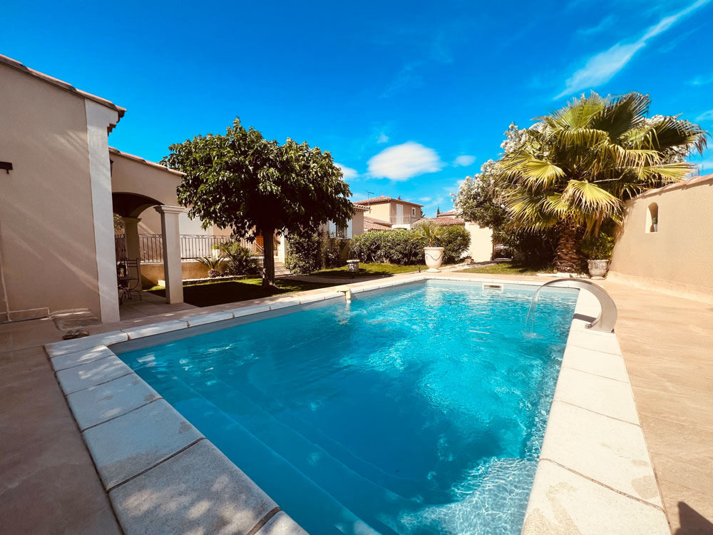 Piscine de villa avec lame d'eau