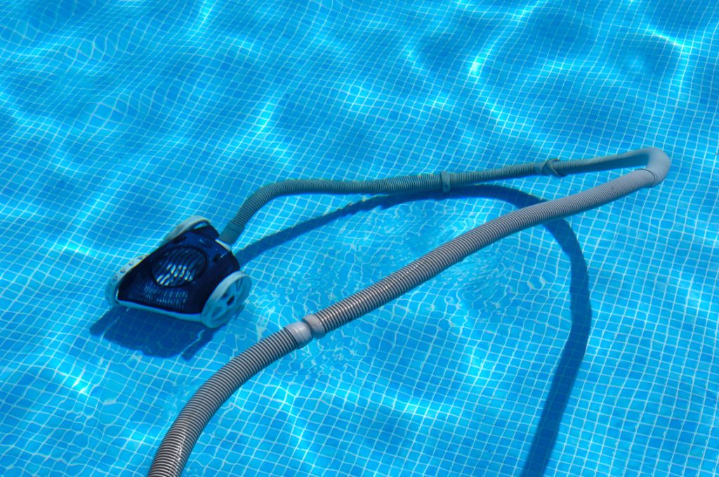 Robot de piscine en plein nettoyage du fond