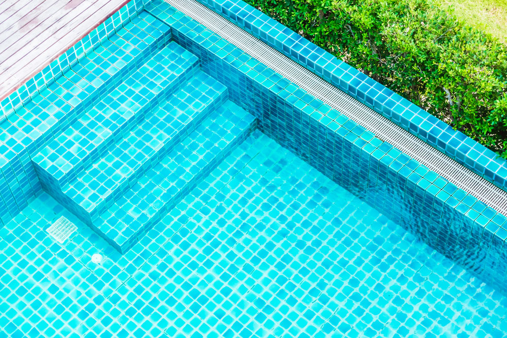 Piscine rénovée avec carrelage mosaïque turquoise